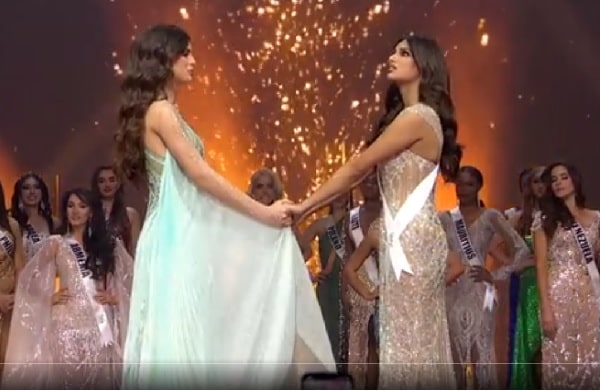 Miss India while holding Miss Paraguay in the Miss Universe 2021