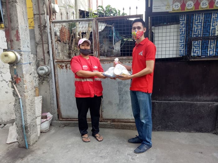 Tanging Yaman gives out 300 Noche Buena packs