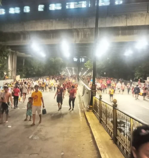 Traslacion 2024: Devotees along Quezon Bridge Traslacion 2024: Devotees along Quezon Bridge